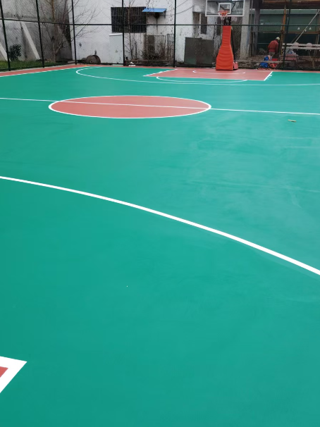 幸福路街道 球场长期使用易出现地面开裂